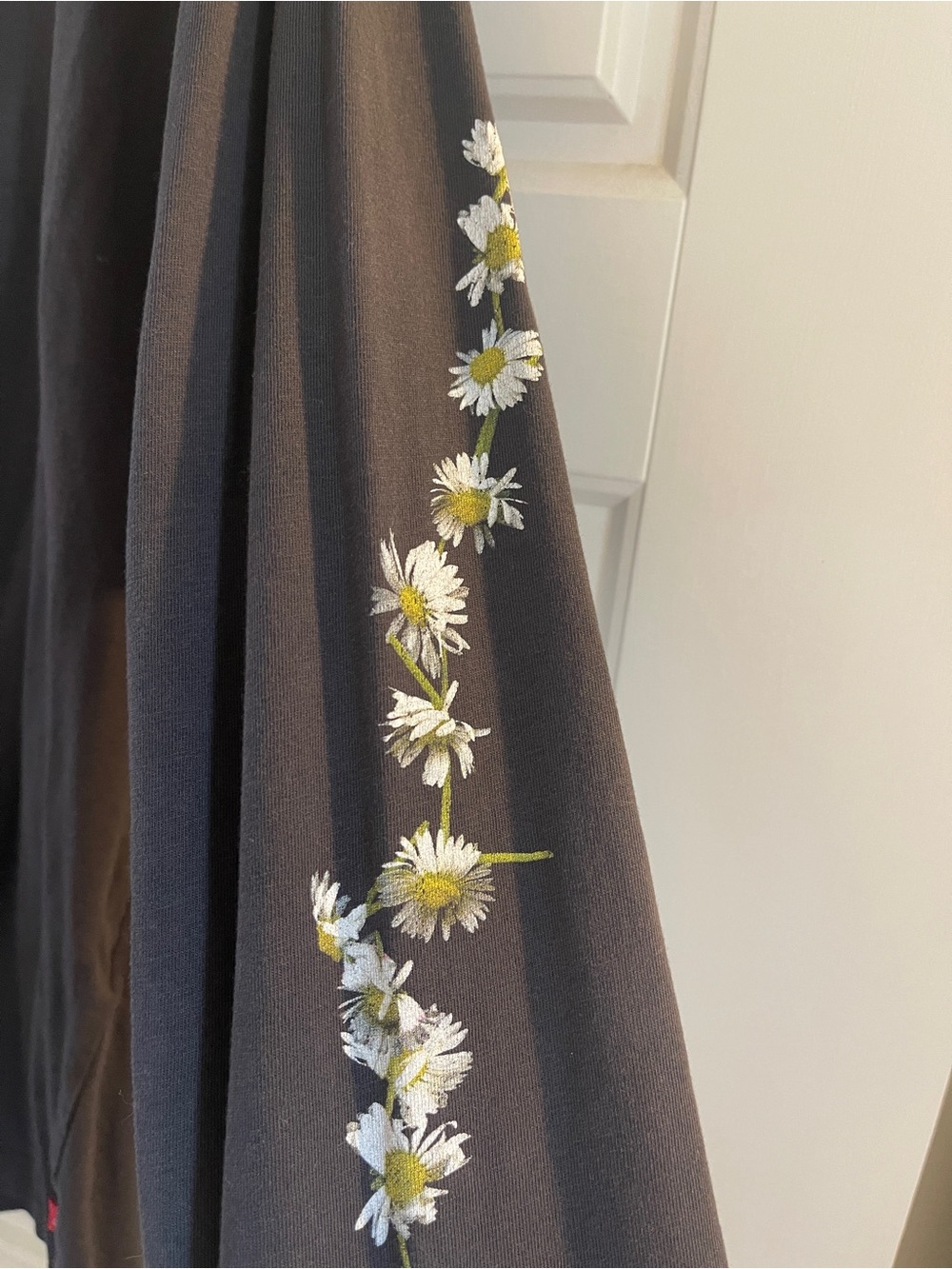 LEVI’S Faded Black Long Sleeve Tee with Daisy Print Details - Picture 4 of 7